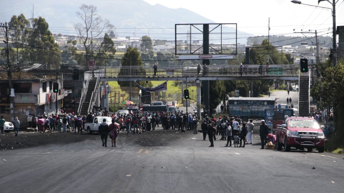 Hasta el medio día, la avenida Simón Bolívar, en el sector de La Argelia y San Martín de Porres, estaba cerrada. Protestantes quemaban neumáticos y obstruían el paso con ramas de árboles.