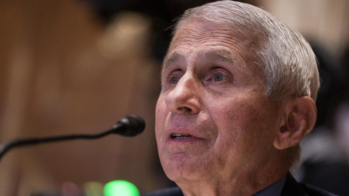 De 81 años, Fauci ha sido vacunado contra la covid-19 y ha recibido dos dosis de refuerzo en consonancia con las recomendaciones de las autoridades sanitarias de EE.UU