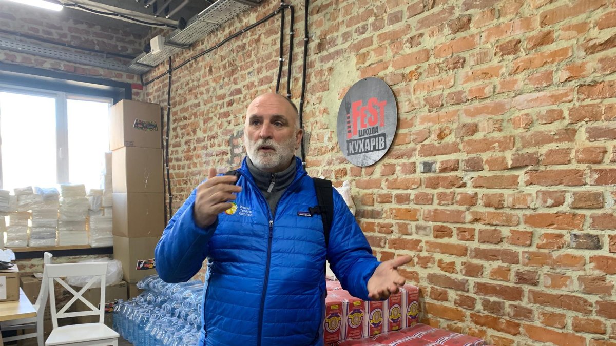 El chef español José Andrés en un espacio situado en la ciudad de Leópolis, en el oeste de Ucrania