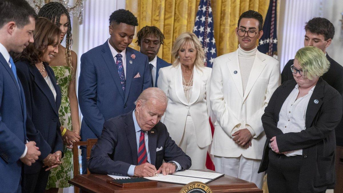 El presidente de los Estados Unidos, Joe Biden, participa en una ceremonia de firma de una orden ejecutiva sobre el avance de la igualdad para las personas LGBTQI+