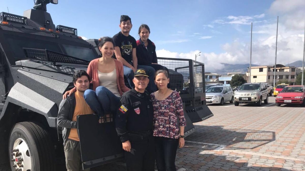 Recuerdos. El comandante, su esposa y cuatro hijos, en las actividades que comparten como familia.