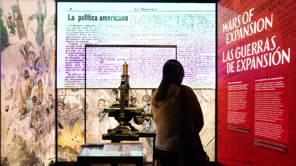 Un miembro de los medios mira una exhibición durante una vista previa para la prensa de 'Presente! A Latino History of the United States' en el Museo Nacional de Historia Estadounidense 