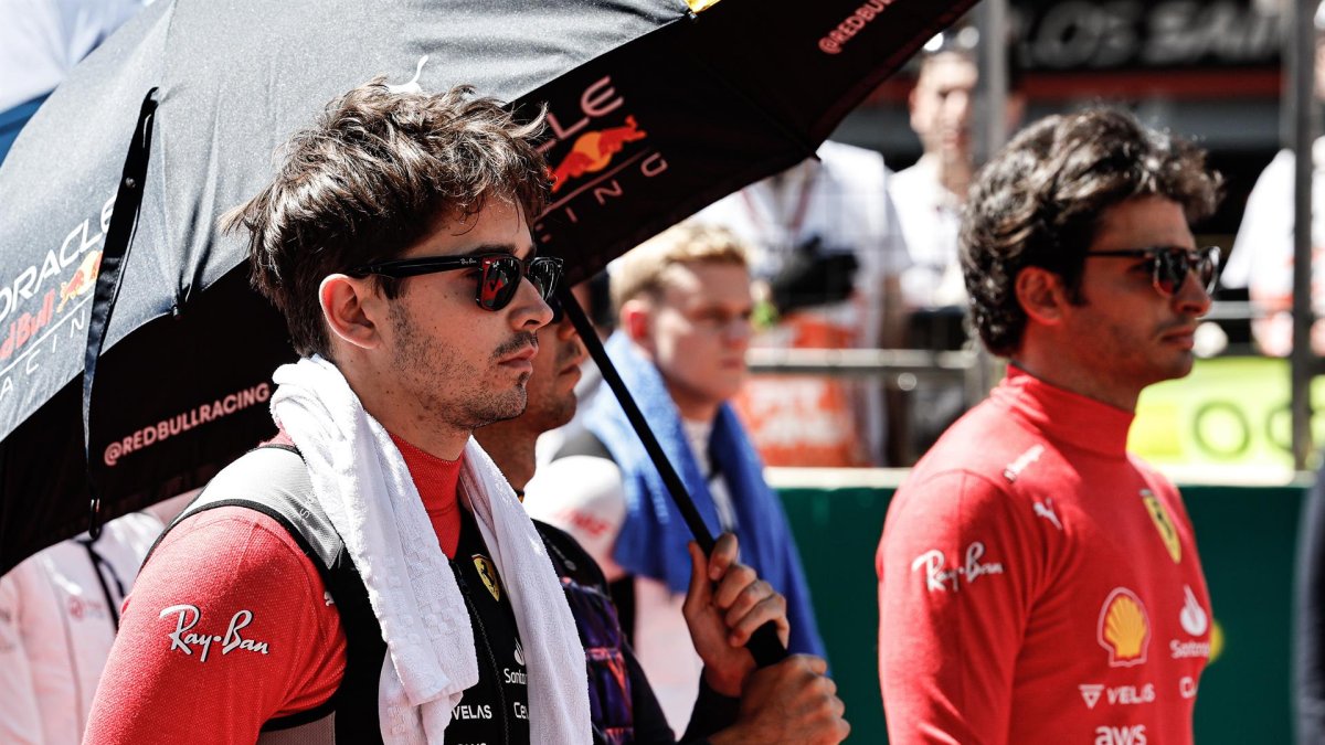 Los corredores de la escudería Ferrari Charles Leclerc y Carlos Sainz of Scuderia Ferrari (d)