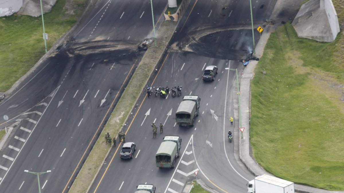 Recorrido. Decenas de militares recorren los bloqueos en la Panamericana E35 para retirar los obstáculos.