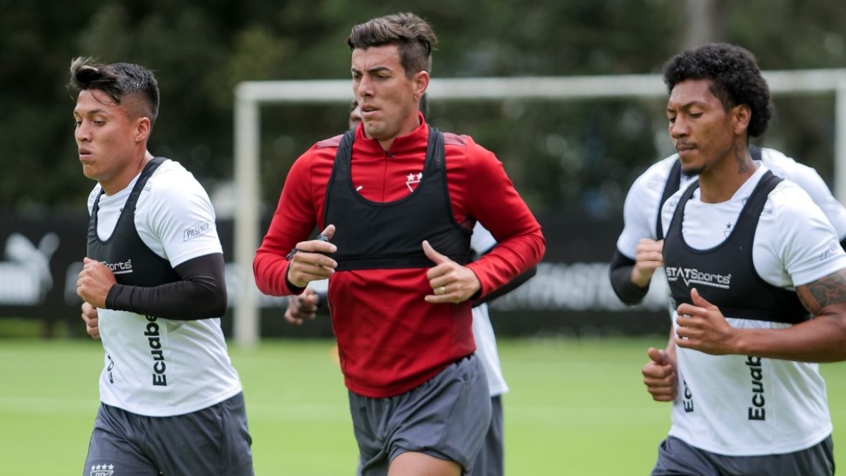 Michael Hoyos (centro) es uno de los refuerzos que han tenido regularidad durante el primer semestre, tanto en LigaPro como en la Copa Sudamericana.