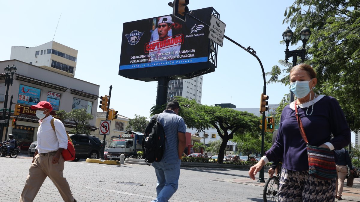 Ambiente. Una de las pantallas se levanta en la avenida 9 de Octubre y Carchi, pero en esta no se detalla el nombre de la empresa publicitaria.