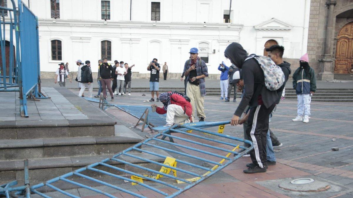 Daños. Manifestantes volvieron a provocar daños en el patrimonio del centro histórico en el cuarto día de protesta.