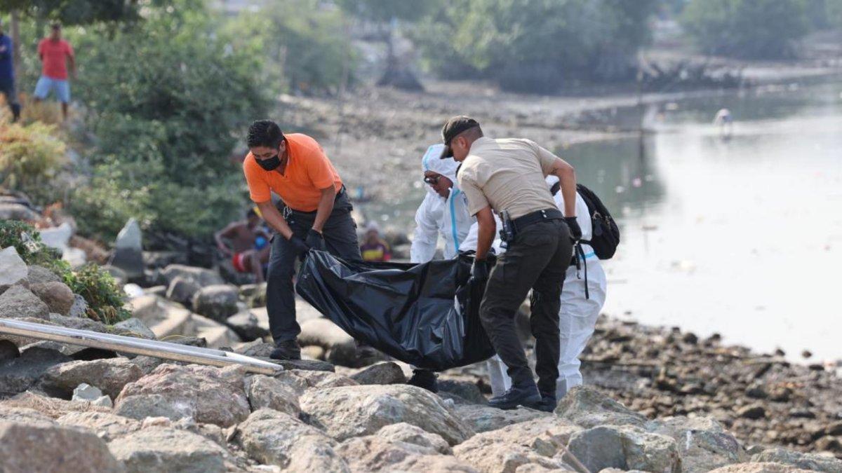Al momento de revisar el cadáver, los agentes policiales se percataron de que tenía dos heridas de bala.