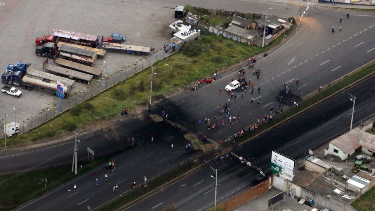Situación. Mientras se deciden a dialogar, las carreteras continuaban ayer con bloqueos, especialmente en la Sierra.