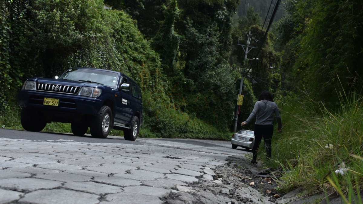 Peligro. La vía Camino de los Conquistadores no cuenta con aceras en varios tramos y donde sí hay aceras, la vegetación crecida es un obstáculo.