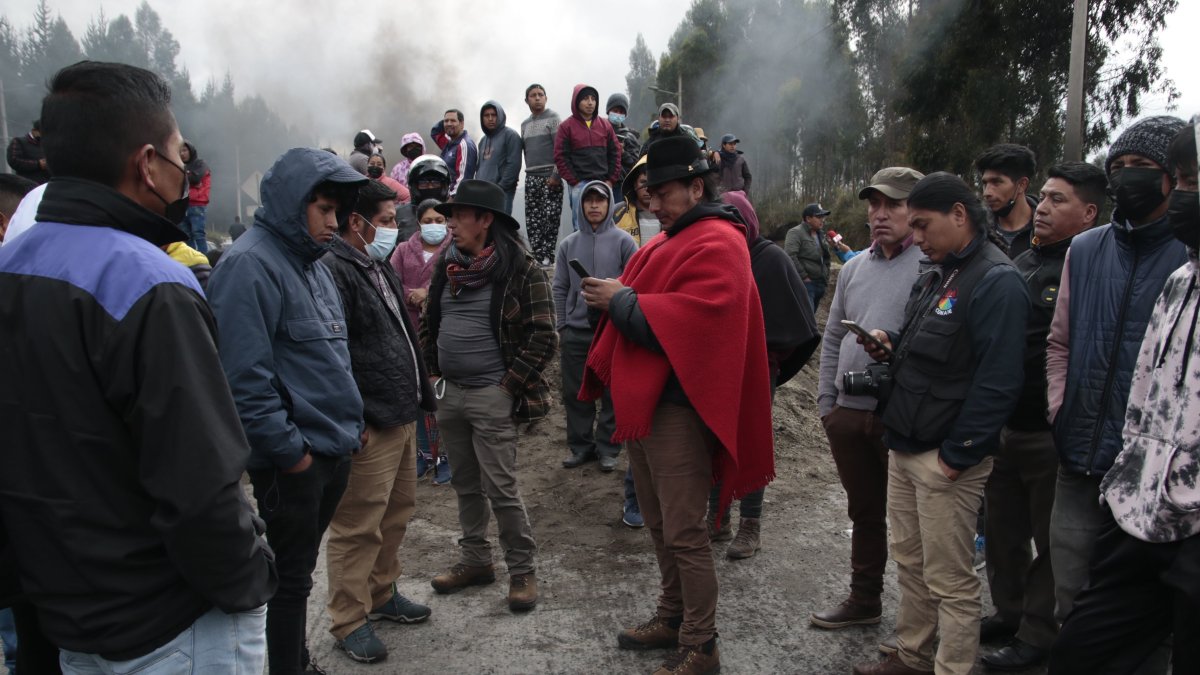 Leonidas Iza junto a otros manifestantes durante una jornada del paro de junio de 2022.