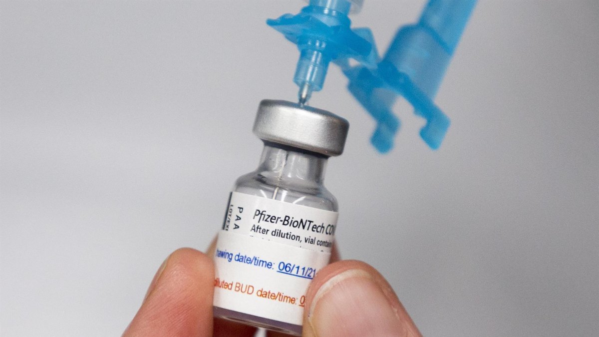 Una enfermera prepara una vacuna contra la covid-19