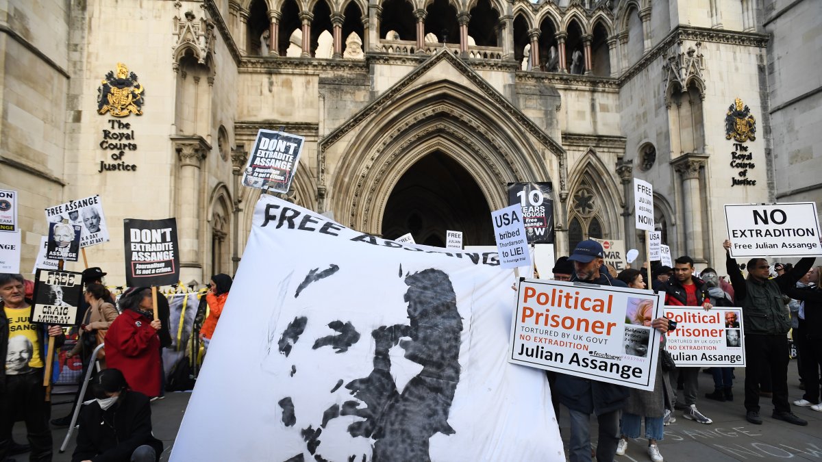 Imagen de archivo de una protesta de seguidores de Julian Assange ante la Corte de Justicia en Londres, contra extradición a EEUU.