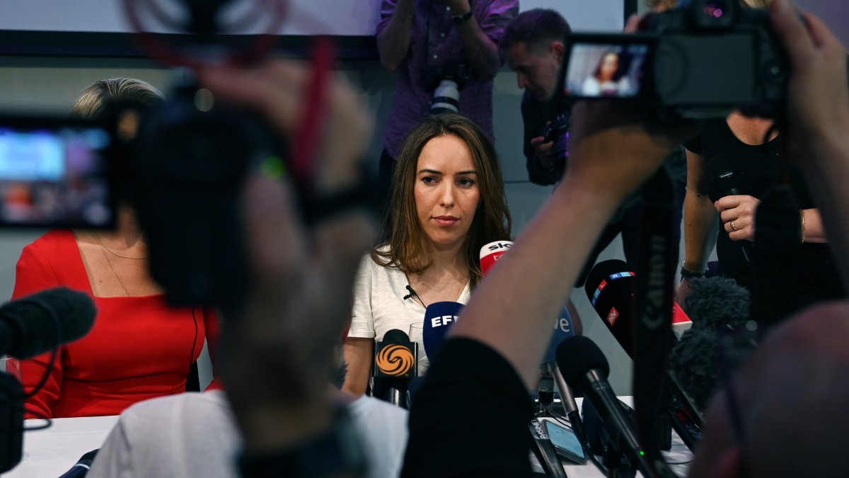 En una rueda de prensa en Londres tras conocer la decisión, Stella Assange, que contrajo matrimonio con el activista en marzo, se mostró consternada por la aprobación de la extradición.