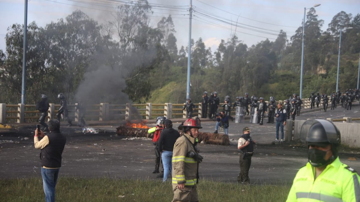 Un fuerte contingente policial y personal de Bomberos de Quito despejaron la avenida Simón Bolívar tomada por los comuneros de Llano Chico.