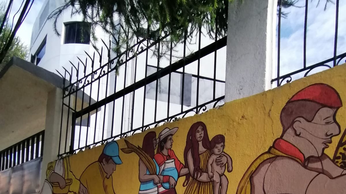 Sede. Desconocidos vandalizaron un mural en la sede de la Conaie