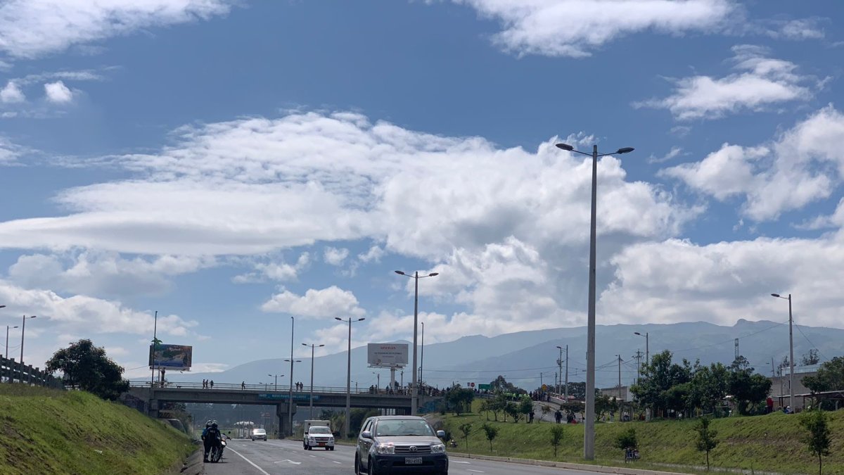 En horas de la mañana muchas personas que se dirigían al aeropuerto Internacional Mariscal Sucre se encontraron con la vía bloqueada, generando a más de uno inconvenientes.