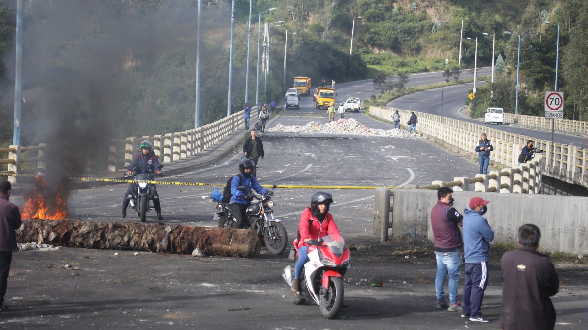 PARO NACIONAL CIERRE DE VIAS  LA POLICIA ABRIÓ LA AVENIDA SIMÓN BOLÍVAR A LA ALTURA DE GUALO INGRESO A LLANO CHICO .René Fraga Quito 17 de junio del 2022.