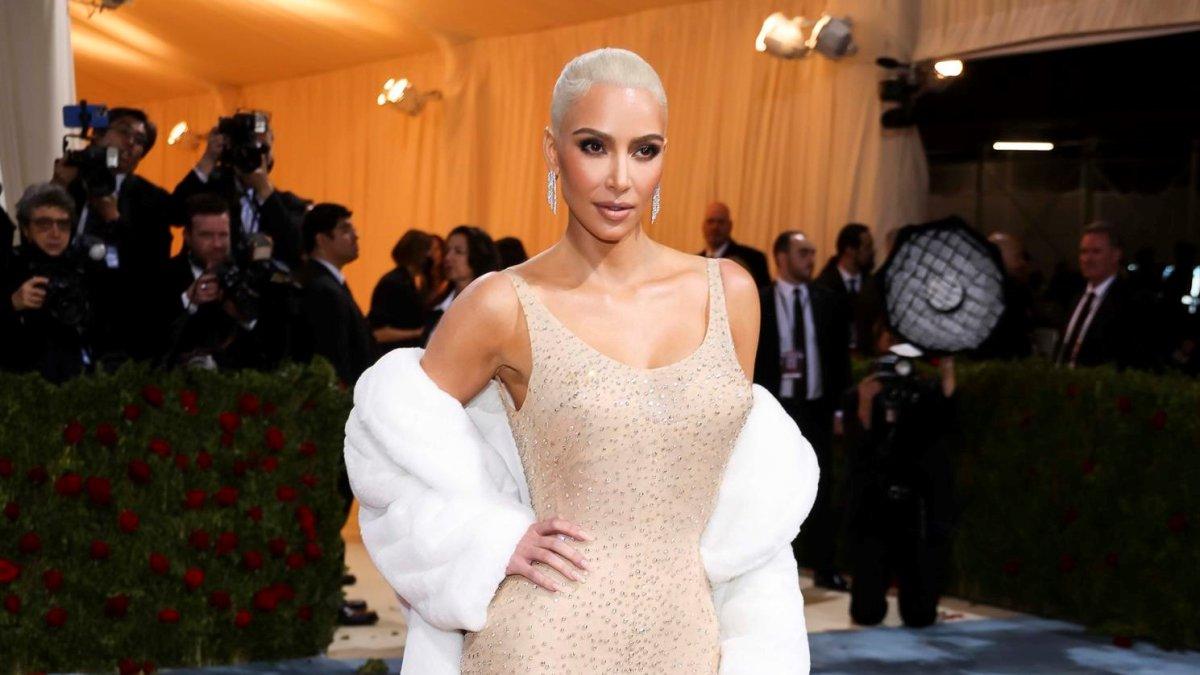 Kim Kardashian posaba con un histórico vestido de Marilyn Monroe en la alfombra roja de la gala del Museo Metropolitano de Nueva York, celebrada el pasado 2 de mayo