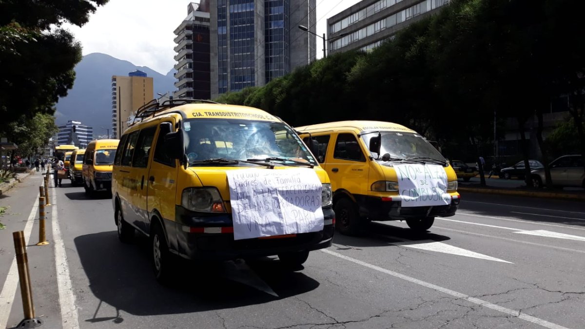 Acción. Una veintena de unidades de transporte escolar se sumaron a la paralización.
