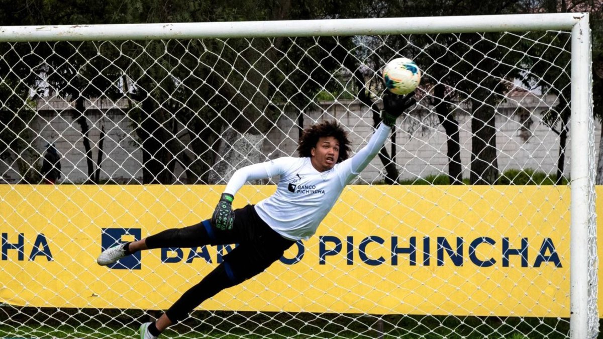 El arquero Erik Viveros se formó en Liga Deportiva Universitaria de Quito. Llega desde el Atlético Santo Domingo