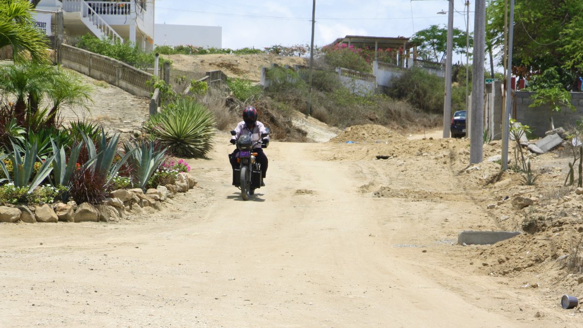 El Faro II. Así permanecen las calles de esta zona: con tierra. Es tal el problema que hasta los postes corren el riesgo de caerse, puesto que el terreno en el que se levantan cada vez que llueve, se convierte en fango
