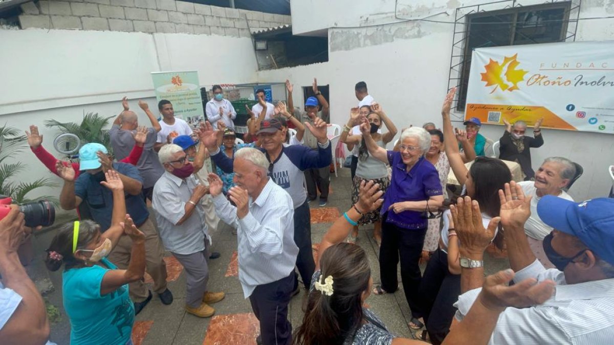 1. Bailes. Los adultos mayores de Otoño Inolvidable bailaron sin parar durante el show de ayer.