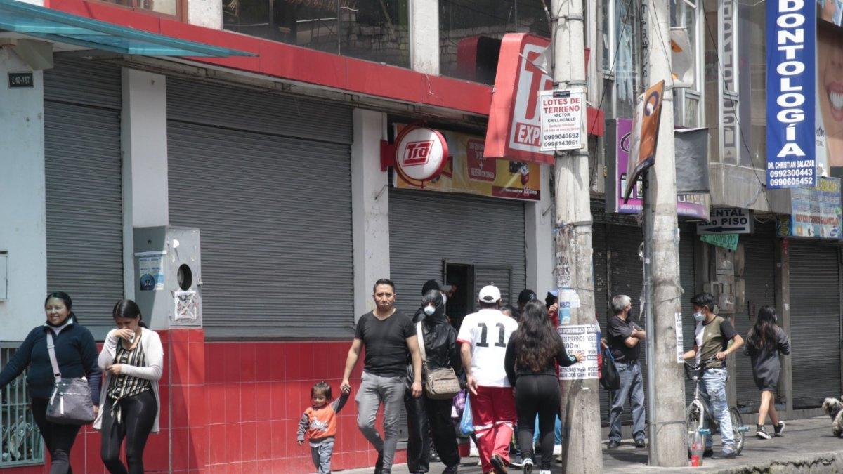 Encerrados. El establecimiento comercial abrió sus puertas a media asta. Permitieron el ingreso controlado de compradores por un acceso alterno.