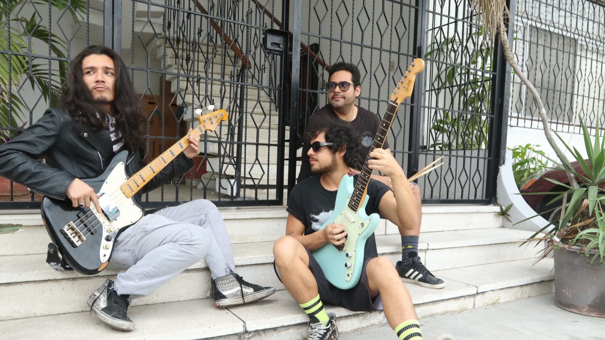 Hecho. Los músicos sugieren que si una persona quiere vivir del arte, no lo haga tocando solo en una banda, sino participando con más y en diferentes escenarios.