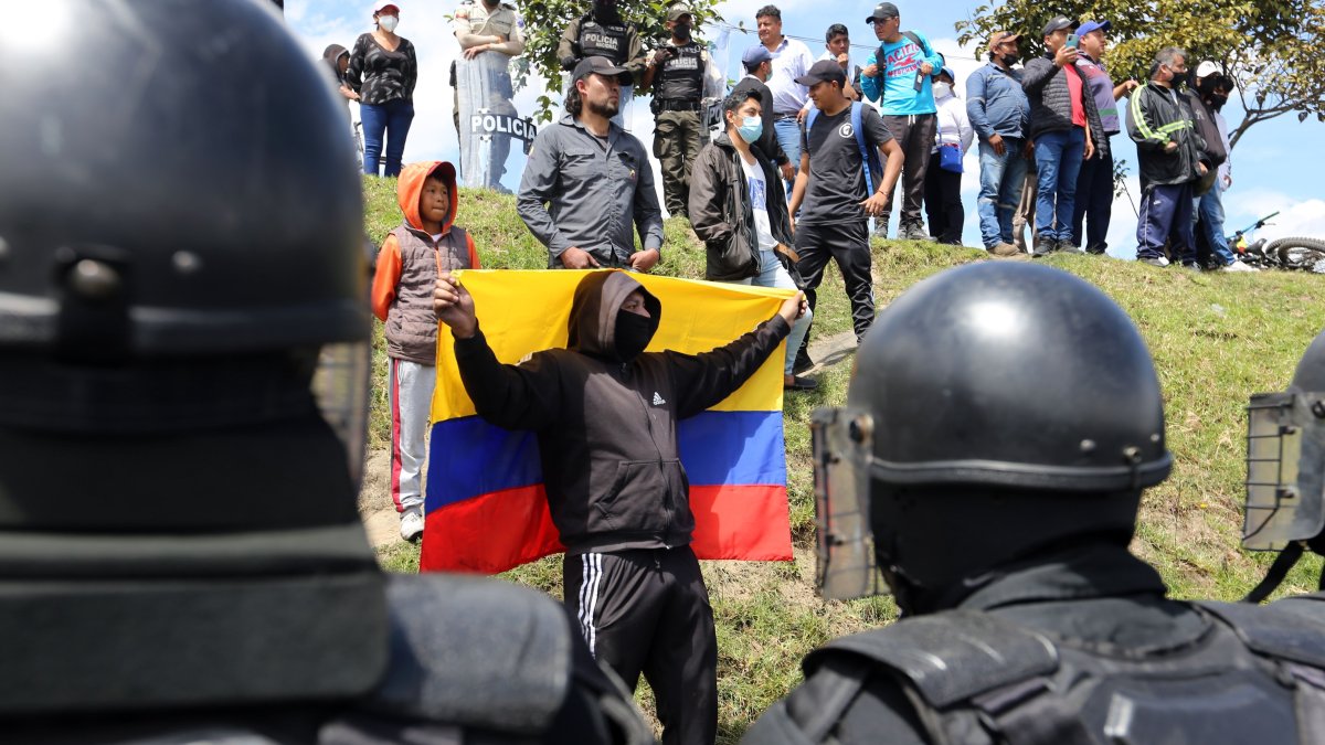En el quinto día de protestas, manifestantes cerraron las vías de San Miguel del Común, en la parroquia Calderón de Cayambe.
