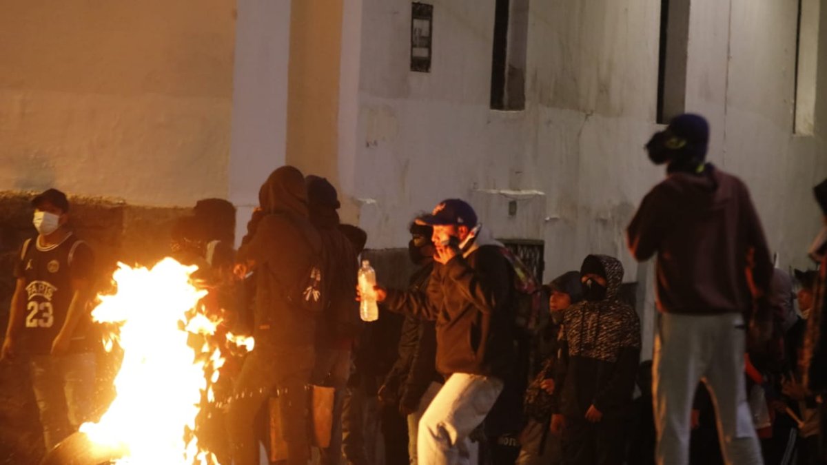 Manifestación. El viernes, un grupo de manifestantes violentos lanzaron adoquines a la Policía. Otro grupo se dedicó a danzar y cantar