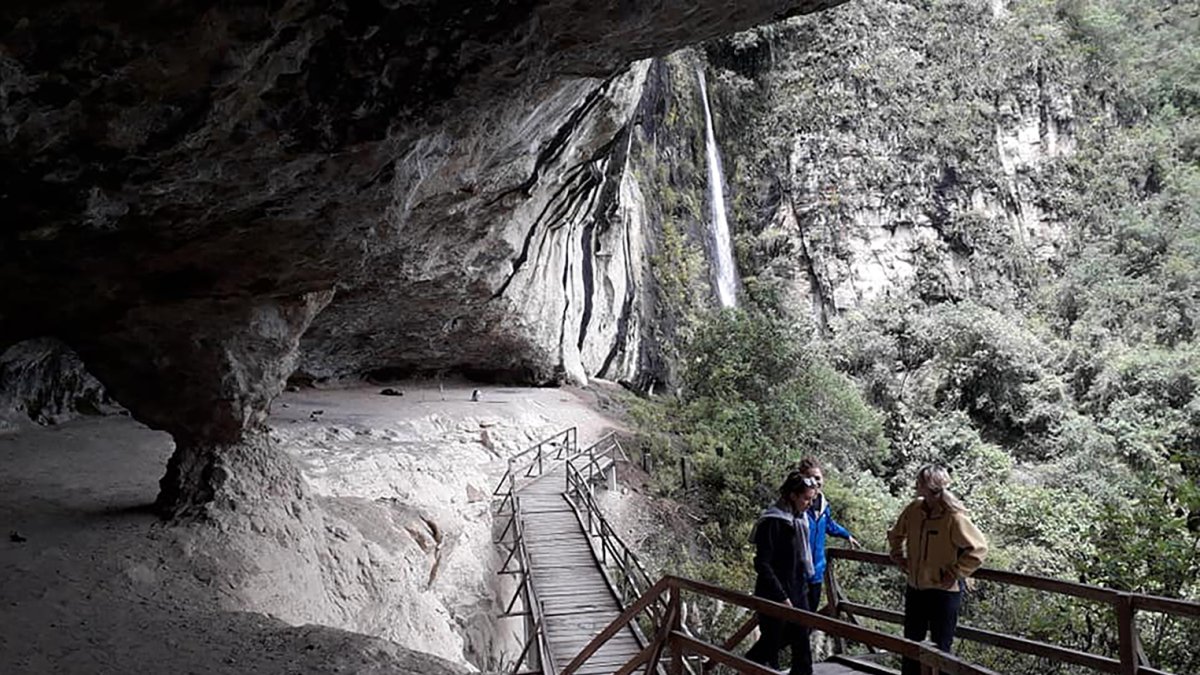 En Cuenca. Está en la comunidad de Ñamarín, a cinco minutos en carro desde el centro de Saraguro. Se cumple un recorrido a pie alrededor de 20 minutos.