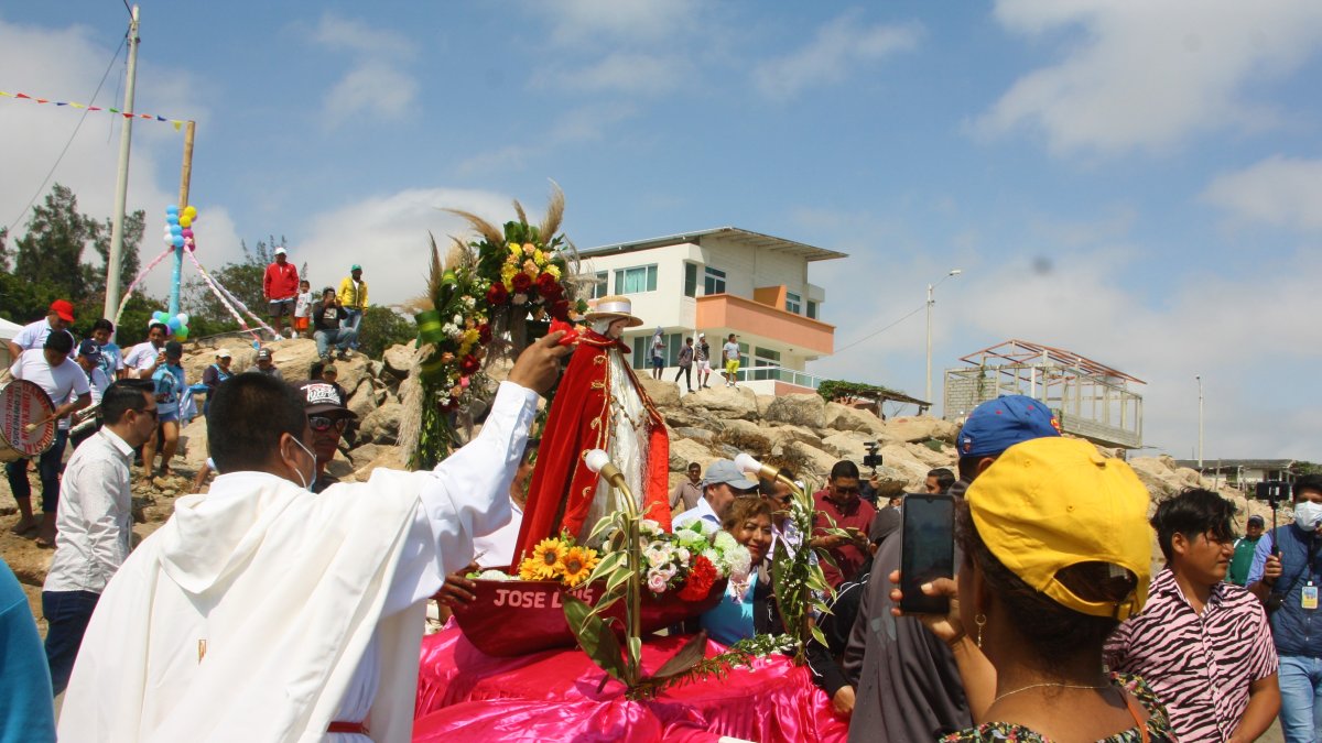 La Libertad. Un sacerdote oficia la misa, previo a la salida de la imagen a su recorrido por aguas cercanas.