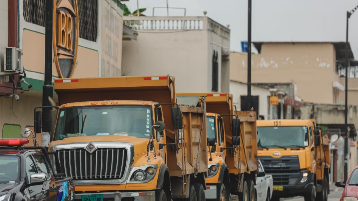 Acción. Estas volquetas y agentes se mantendrán durante el fin de semana.
