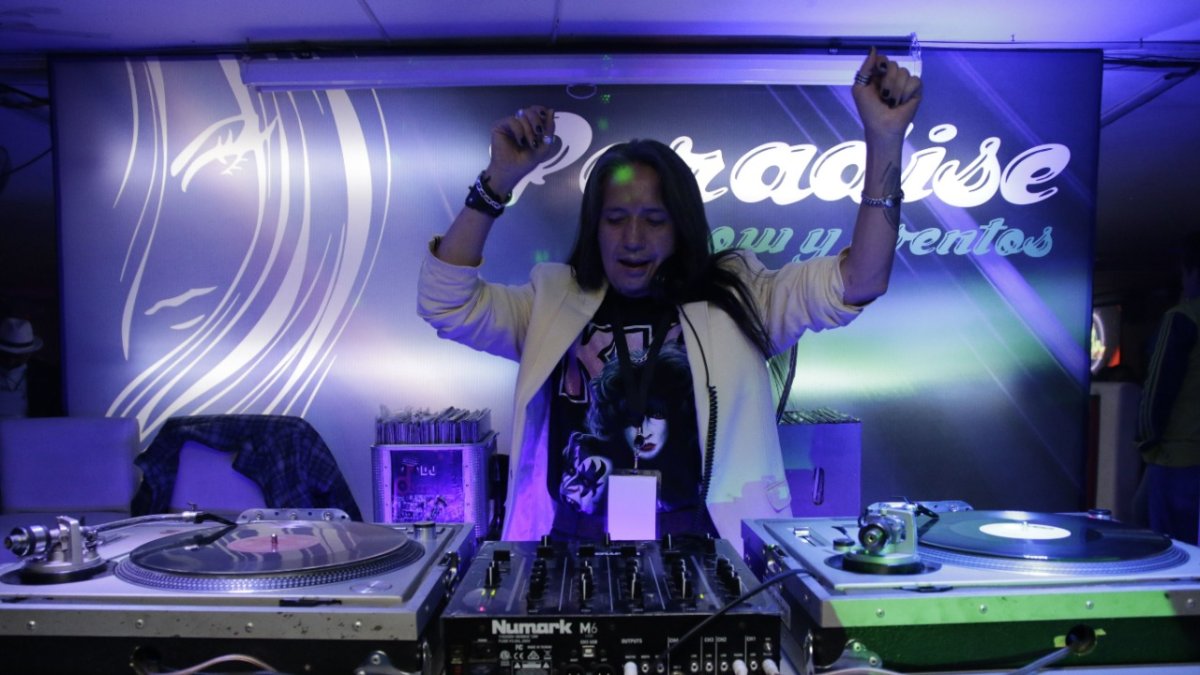 El DJ Juan Carlos hace magia con sus manos, durante cinco horas. Un buen oído es clave para esto 