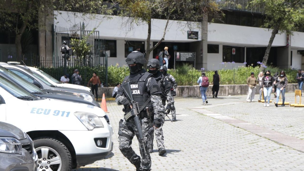 Allanamiento. Desde las primeras horas de este domingo 19 de junio, Policía y Fiscalía revisaron los espacios de la Casa de la Cultura.