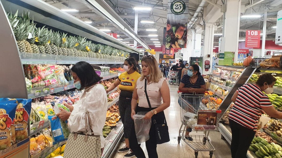 Compras. En los supermercados de la ciudad se registra afluencia normal de usuarios.