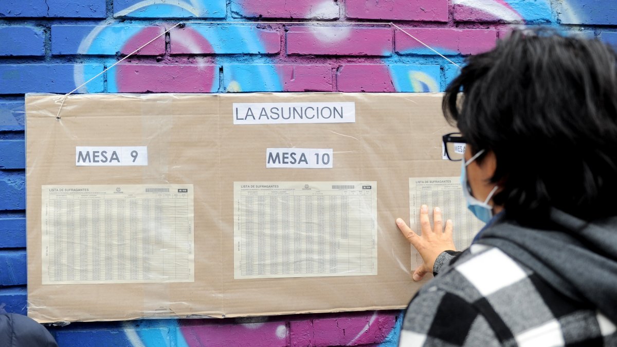 Censo en un colegio electoral durante las elecciones presidenciales en Colombia