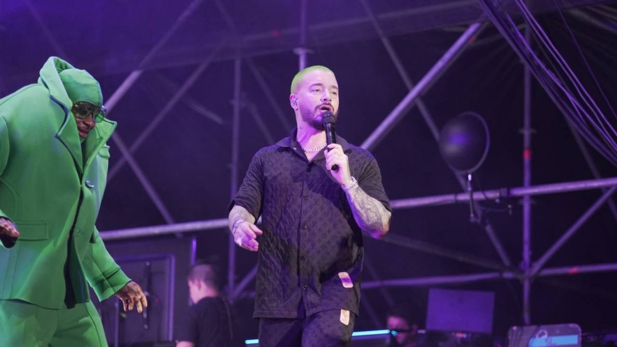 El colombiano apareció pasadas las 22:00 en medio de juegos pirotécnicos y luces multicolores