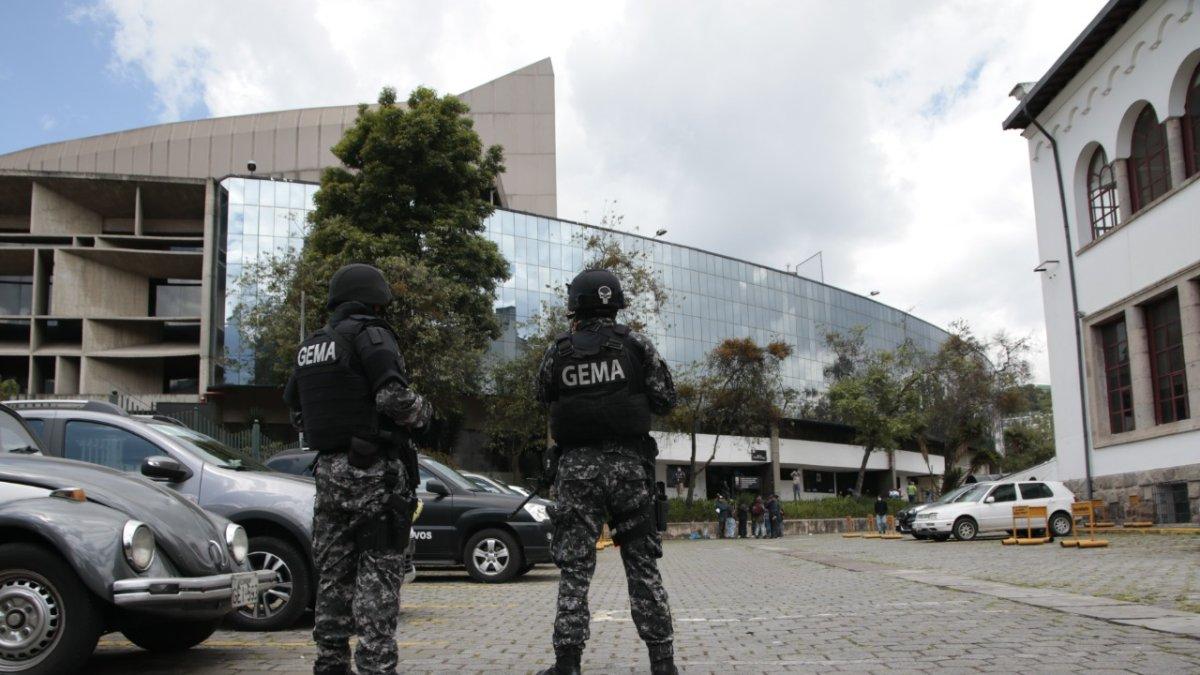 Seguridad. Uniformados del grupo Gema apoyaron las tareas de la Fiscalía en la Casa de la Cultura.