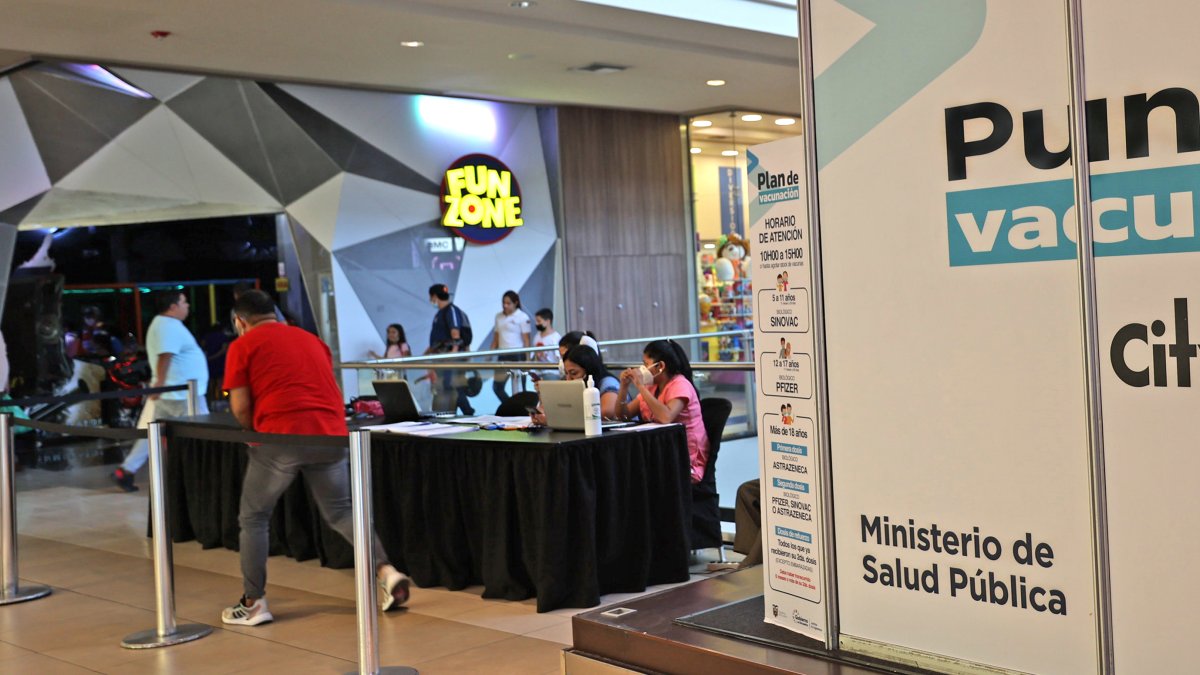 Afluencia. Aún los puntos masivos ce vacunación como el de CityMall muestran una baja concurrencia.