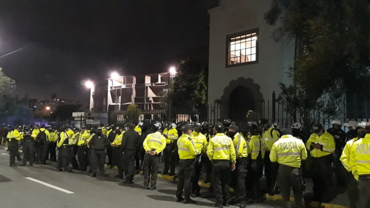 Un fuerte contingente policial permanece en los exteriores de la Casa de la Cultura.