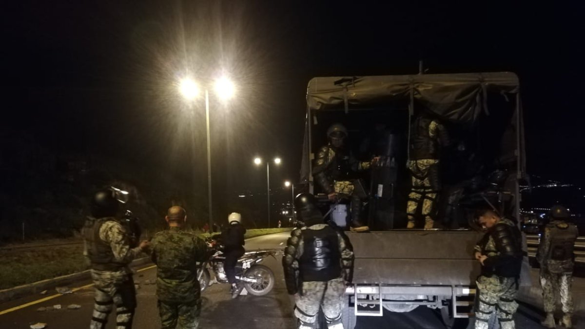 Militares llegan a la zona de San Miguel del Común en Calderón para desbloquear la vía.