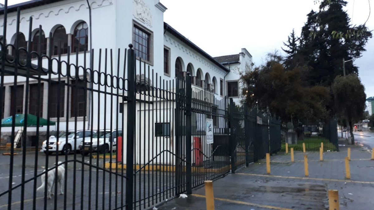 Normalidad. Este lunes, los accesos a la Casa de la Cultura amanecieron despajados.