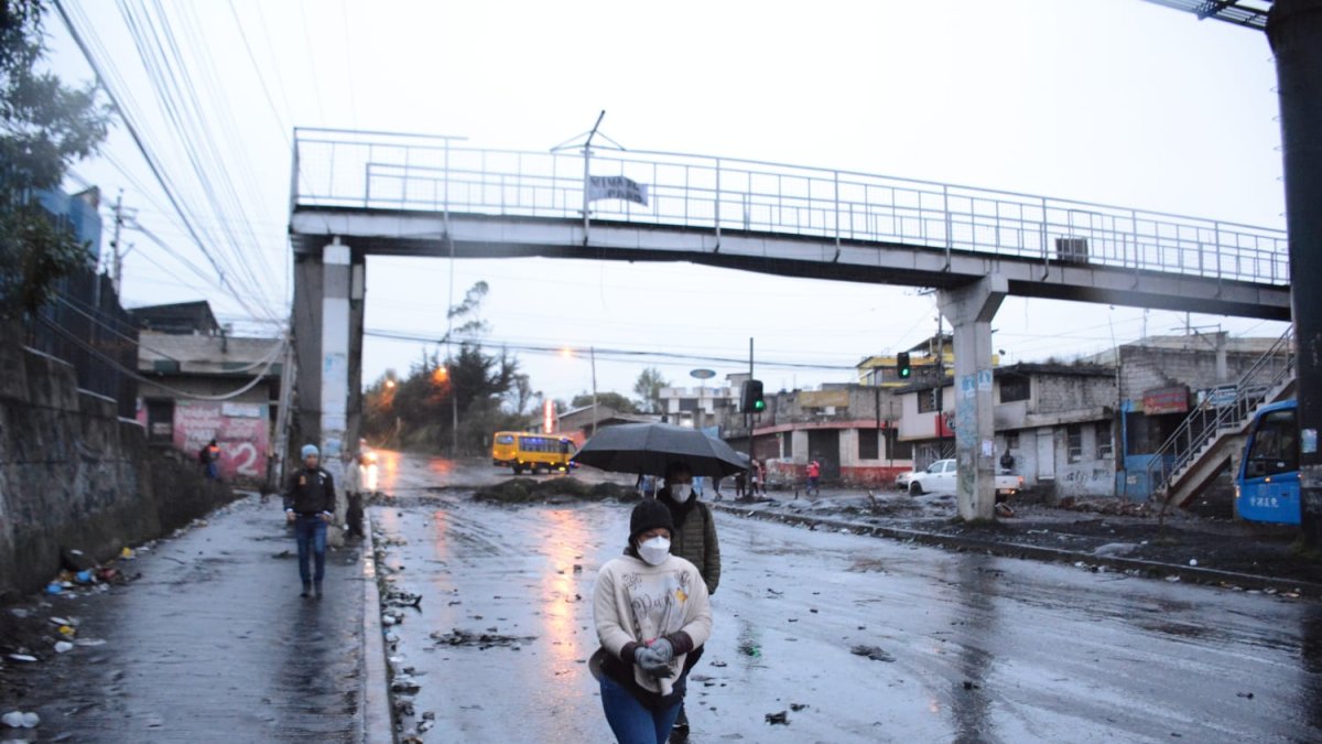 En la avenida Maldonado, los moradores abrieron un espacio para que puedan circular los vehículos con normalidad.