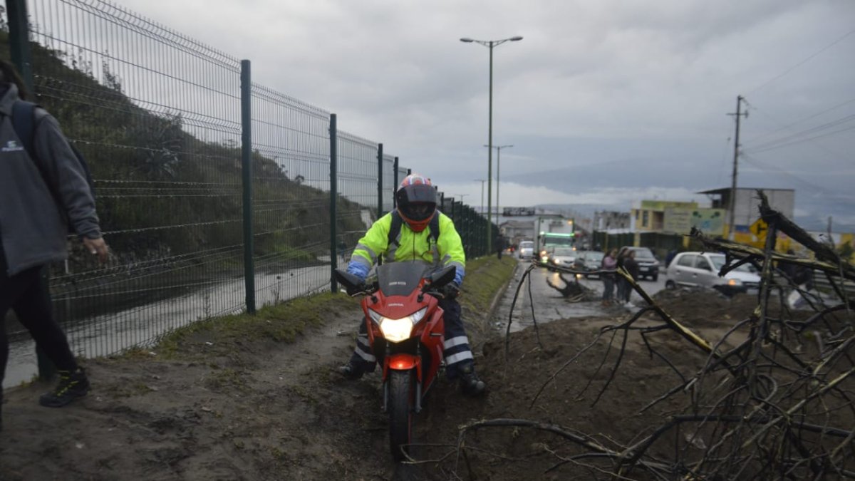 Conductores intentan atravesar el bloqueo de los manifestantes en el sector de San Miguel del Común, con dirección a Quito.