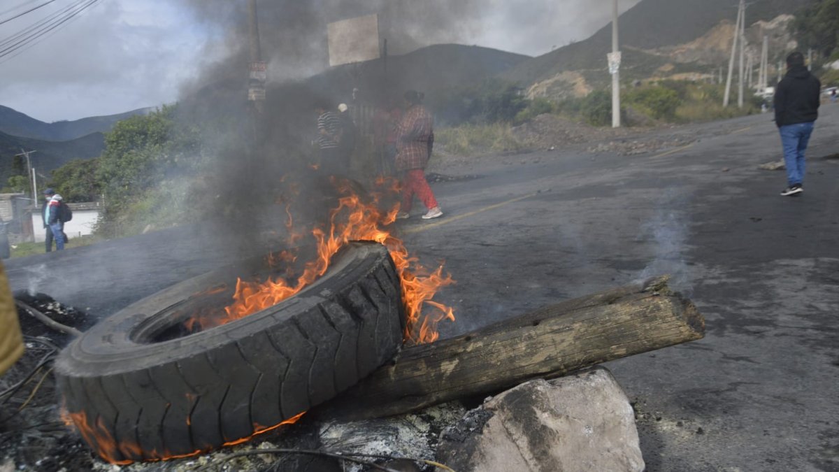 Varios colaboraron moviendo la tierra incluso con las manos a falta de palas. Sin embargo, la apertura no duró mucho.