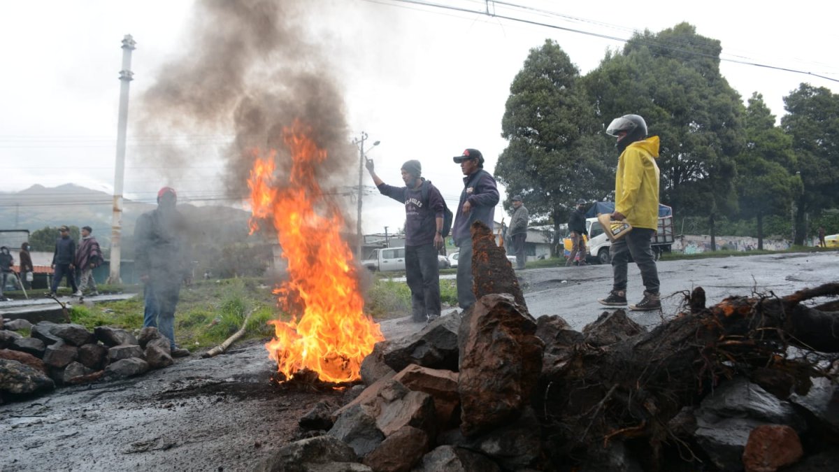 Quemaron llantas, incluso, colocaron tractores y camiones para impedir el paso de los vehículos