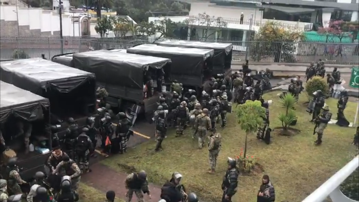 Temprano, varios camiones militares que transportaban uniformados llegaron a la Asamblea Nacional.