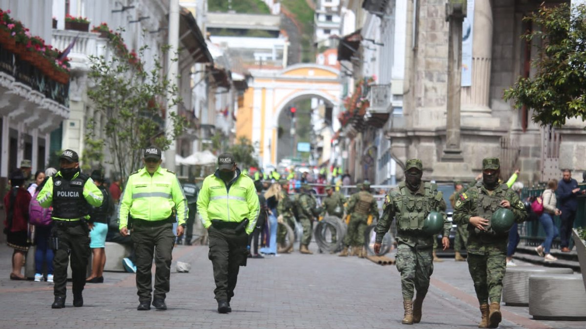 Tres cuadras a la redonda del palacio de Carondelet, las calles Guayaquil, Venezuela, Imbabura, Cuenca, Sucre y otras más, estaban flanqueadas por vallas y uniformados.